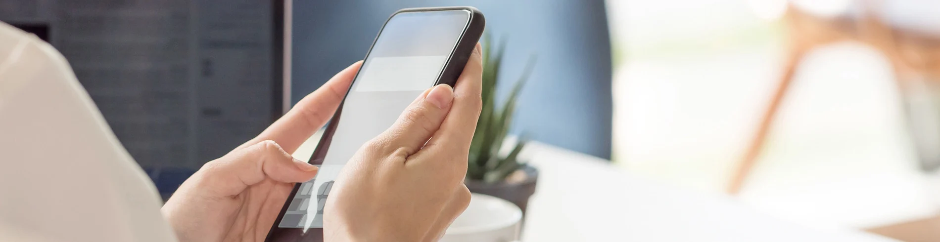 Manos sujetando un smartphone para contactar